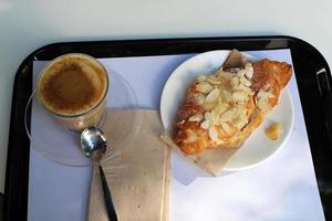 café quente na mesa de um restaurante. foto