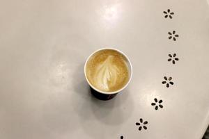 café quente na mesa de um restaurante. foto