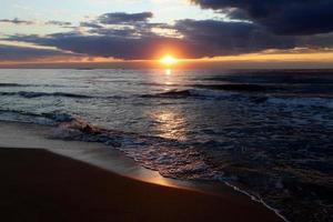 o sol se põe abaixo do horizonte no mar mediterrâneo no norte de israel. foto