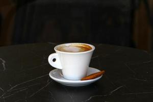 café quente na mesa de um restaurante. foto