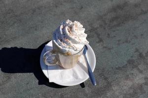 café quente na mesa de um restaurante. foto