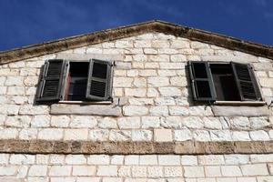 haifa israel 19 de maio de 2019 pequena janela na fachada de um edifício residencial foto
