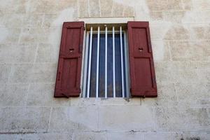 haifa israel 19 de maio de 2019 pequena janela na fachada de um edifício residencial foto