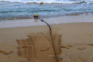 pegadas na areia nas margens do mar mediterrâneo. foto