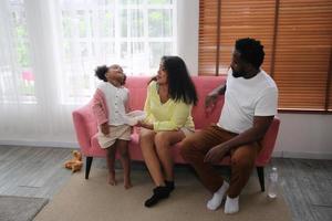 alegre família multiétnica e seu lazer em casa foto