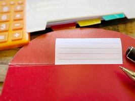 papel branco em branco com fundo de envelope vermelho. para espaço de cópia. foto