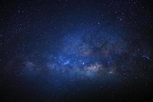 o centro da Via Láctea com estrelas e poeira espacial no universo, fotografia de longa exposição, com grãos foto