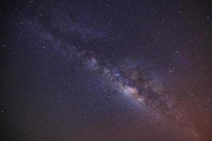 Via Láctea com poeira de nuvem e espaço no universo, fotografia de longa exposição, com grãos. foto