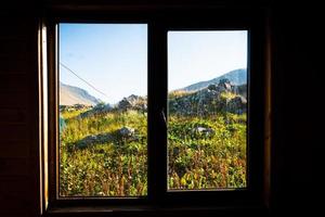 vista da janela para a natureza georgiana intocada nas montanhas do cáucaso da casa de abrigo na trilha de caminhada foto