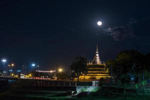 super lua no céu noturno e silhueta do antigo pagode é chamado wat ratchaburana, phitsanulok na tailândia foto