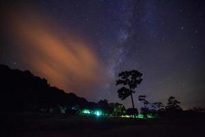 paisagem via láctea com poeira de nuvem e espaço no universo, fotografia de longa exposição, com grãos. foto