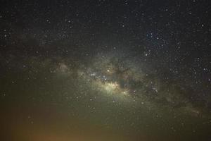 Via Láctea com estrelas e poeira espacial no universo, fotografia de longa exposição, com grãos. foto