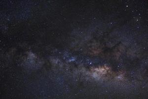 galáxia via láctea claramente com estrelas e poeira espacial no universo foto