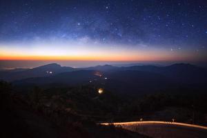 Via Láctea sobre a montanha antes do nascer do sol em doi inthanon chiang mai, tailândia. foto