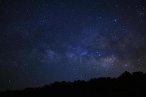 Via Láctea no Parque Nacional Phu hin Rong Kla em Phitsanulok, Tailândia foto