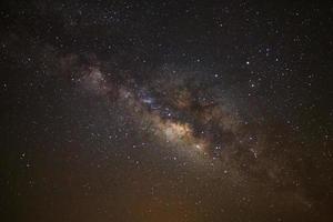 céu noturno estrelado e galáxia da via láctea com estrelas e poeira espacial no universo foto