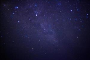 Via Láctea com poeira estelar e espacial no universo, fotografia de longa exposição, com grãos. foto