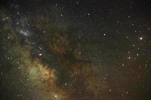 Via Láctea com estrelas e poeira espacial no universo, fotografia de longa exposição, com grãos. foto