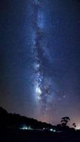 panorama Via Láctea com estrelas e poeira espacial no universo, fotografia de longa exposição, com grãos. foto