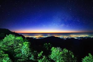 céu noturno estrelado no ponto de vista monson doi angkhang e via láctea com estrelas e poeira espacial no universo foto