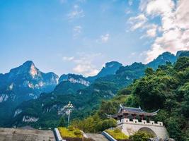 bela vista sobre o ponto de vista na parte inferior do parque nacional da montanha de tianmen na cidade de zhangjiajie china. destino de viagem da cidade de hunan zhangjiajie china