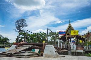 cais do rio do templo de wat thong khung em samut songkhram tailândia. templo de wat thong khung com uma longa história de 200 anos ao lado do rio mae klong foto