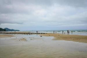 bela praia tropical com natureza ao lado da praia em koh chang trat tailândia foto