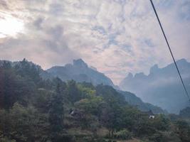 bela vista para a montanha de zhangjiajie do teleférico para a montanha de tianmen pela manhã. teleférico da montanha de tianmen o teleférico mais longo do mundo. foto