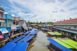 bela vista do mercado flutuante amphawa no período de férias. o mercado flutuante amphawa é muito famoso destino de viagem de comida de rua na tailândia foto