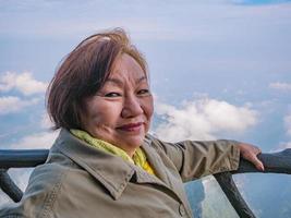 foto de retrato de belas mulheres asiáticas sênior com bela vista sobre a montanha de tianmen e céu claro na cidade de zhangjiajie China. tianmen mountain o destino de viagem da cidade de hunan zhangjiajie