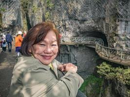 foto de retrato de belas mulheres asiáticas sênior com fosso de guigu na montanha de tianmen e céu claro na cidade de zhangjiajie china.tianmen montanha o destino de viagem da cidade de hunan zhangjiajie china