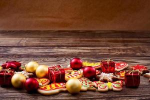 knar e biscoitos doces de comida de natal no fundo da mesa de madeira. copie o espaço. foco seletivo. feliz ano novo conceito. foto