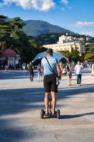 yalta, crimeia - 12 de junho de 2021 paisagem urbana com pessoas na rua foto