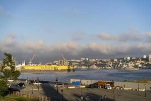 vladivostok, rússia - 24 de julho de 2021 paisagem urbana com vista para a baía de chifre dourado. foto