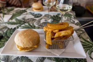 hambúrgueres e batatas fritas foto