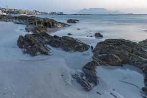 Seascape com pedras em primeiro plano foto