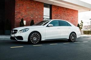 chisinau, moldávia, 02 de junho de 2020. mercedes-benz club festival na moldávia. mercedes-benz e classe w 212. amg e 63. foto editorial.