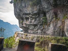 bela vista no ônibus na estrada tongtian movendo-se da caverna do portão do céu da montanha tianmen no parque nacional da montanha tianmen na cidade de zhangjiajie estrada china.tongtian a estrada sinuosa 99 curvas road foto