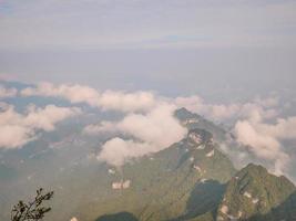 bela vista sobre a montanha de tianmen com céu claro na cidade de zhangjiajie china.tianmen mountain o destino de viagem da cidade de hunan zhangjiajie china foto