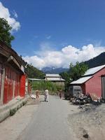 caxemira, paquistão, agosto de 2022 - a caxemira é a região mais bonita do mundo, famosa por seus vales verdes, belas árvores, altas montanhas e nascentes. foto