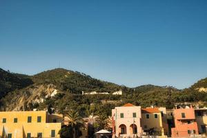 a bela vila etrusca de varigotti, com suas casas amarelas e suas ruelas típicas foto