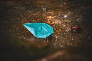 barquinho de papel origami na chuva foto