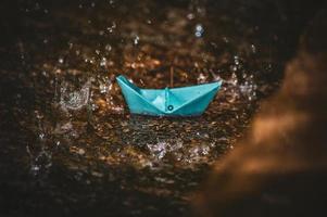 barquinho de papel origami na chuva foto