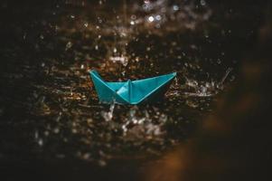 barquinho de papel origami na chuva foto