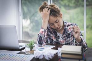 mulher triste e deprimida no pensamento profundo no escritório. estresse, fracasso no trabalho. foto