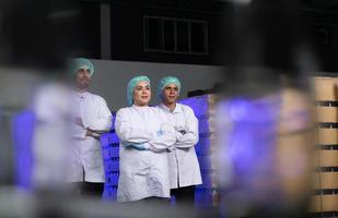 uma equipe de cientistas da fábrica de sucos de frutas se prepara para o trabalho do dia para verificar a qualidade dos produtos foto