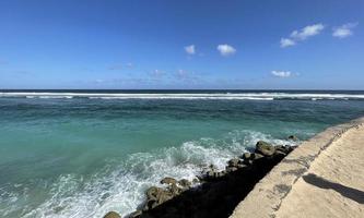 praia do paraíso tropical com conceito de fundo panorâmico de turismo de viagens de areia branca foto