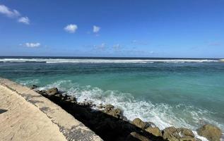 praia do paraíso tropical com conceito de fundo panorâmico de turismo de viagens de areia branca foto