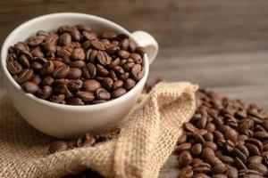 grão de café em xícara, comércio de comércio de exportação de importação. foto