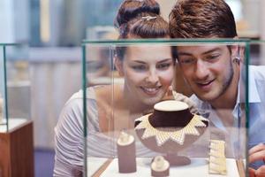 casal jovem feliz em joalheria foto